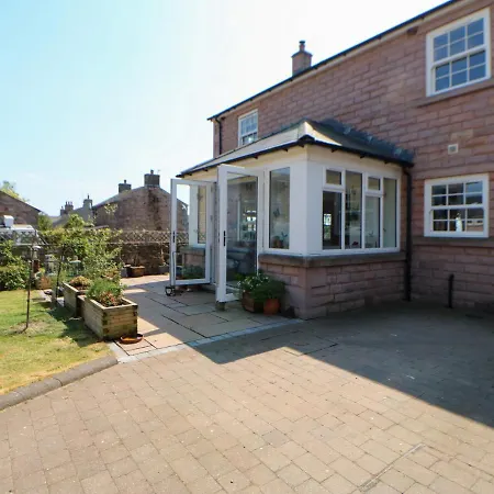 Larch House بيت للعطل